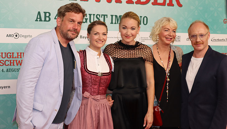 Alexander Bezzel, die bayerische Digitalministerin Judith Gerlach, Lisa Maria Potthoff, autorin Rita Falk,  Simon Schwarz bei der Premiere von "Guglhupfgeschwader" am 28.07.2022 ©Foto. Martin Schmitz)